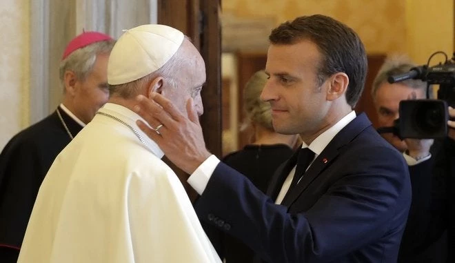 Το κρύο αστείο του Μακρόν για τη Μαφία που άφησε «κάγκελο» τον πάπα